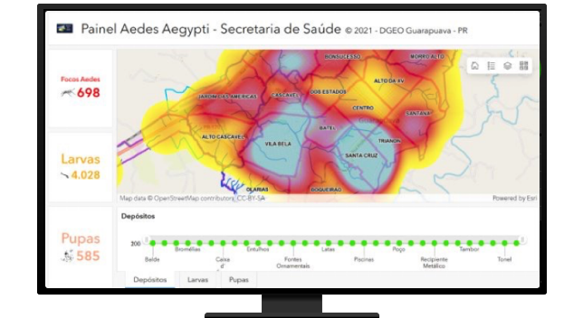 Uma pessoa olhando para uma representação virtual 3D de um edifício e informações sobre ele